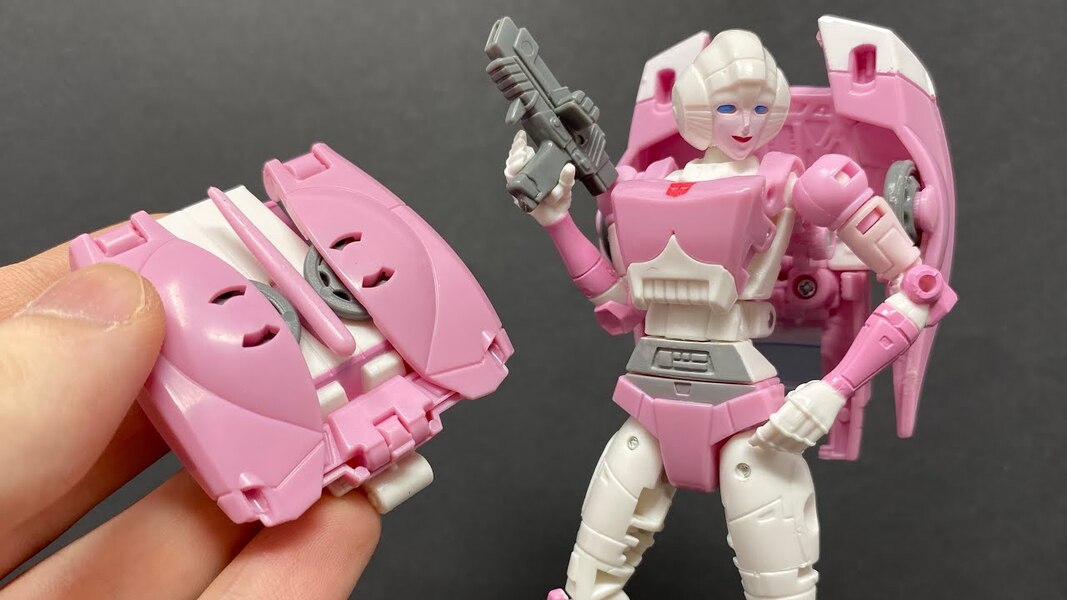 Transformers Studio Series 86 Arcee In Hand Image  (34 of 34)